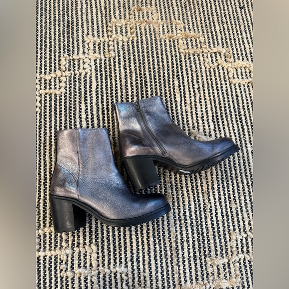 NWOT Frye Karen Metallic Leather Ankle Boot - Picture 2 of 6